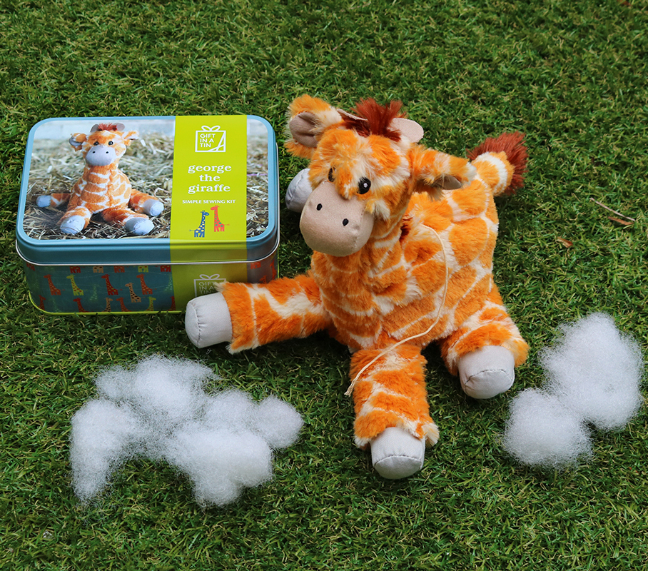 Ohlsson & Lohaven Gift in a Tin – Ompele oma kirahvisi